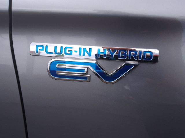 2019 Mitsubishi Outlander 2.4h TwinMotor 13.8kWh Dynamic CVT 4WD Euro 6 (s/s) 5dr