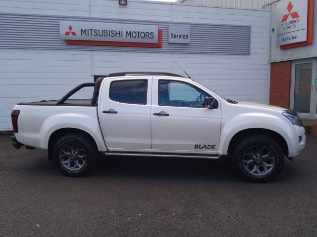 Isuzu D-max 2.5TD Blade Double Cab 4x4 Pick Up Diesel WHITE
